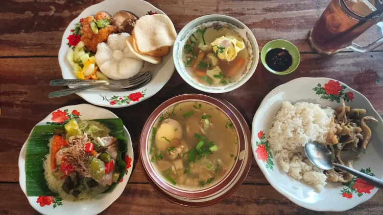 deretan menu kuliner yang disediakan di Kedai Rukun, satu di antara rekomendasi wisata kuliner di Yogyakarta yang tak boleh terlewatkan