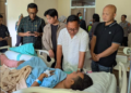 Perwakilan keluarga Bos rokok HS, Muhammad Suryo, saat menjenguk korban kecelakaan di RSUD Wates, Kabupaten Kulon Progo, DIY, pada Selasa (3/3/2026).