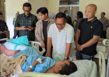 Perwakilan keluarga Bos rokok HS, Muhammad Suryo, saat menjenguk korban kecelakaan di RSUD Wates, Kabupaten Kulon Progo, DIY, pada Selasa (3/3/2026).