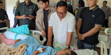 Perwakilan keluarga Bos rokok HS, Muhammad Suryo, saat menjenguk korban kecelakaan di RSUD Wates, Kabupaten Kulon Progo, DIY, pada Selasa (3/3/2026).