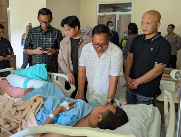 Perwakilan keluarga Bos rokok HS, Muhammad Suryo, saat menjenguk korban kecelakaan di RSUD Wates, Kabupaten Kulon Progo, DIY, pada Selasa (3/3/2026).