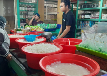 Sejumlah pedagang kolang-kaling dan cincau di Pasar Beringharjo, Kota Yogyakarta, mengeluhkan lesunya penjualan akibat hujan deras selama Ramadan 2026, Rabu (11/3/2026).
