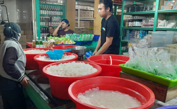 Sejumlah pedagang kolang-kaling dan cincau di Pasar Beringharjo, Kota Yogyakarta, mengeluhkan lesunya penjualan akibat hujan deras selama Ramadan 2026, Rabu (11/3/2026).