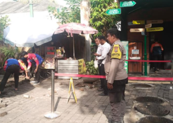 Petugas kepolisian olah TKP kejadian ledakan saluran limbah di Teras Malioboro 1 Kota Yogyakarta, pada Senin (30/3/2026).