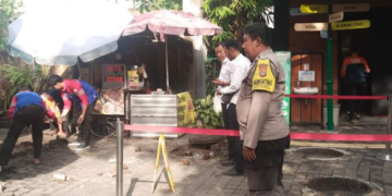 Petugas kepolisian olah TKP kejadian ledakan saluran limbah di Teras Malioboro 1 Kota Yogyakarta, pada Senin (30/3/2026).