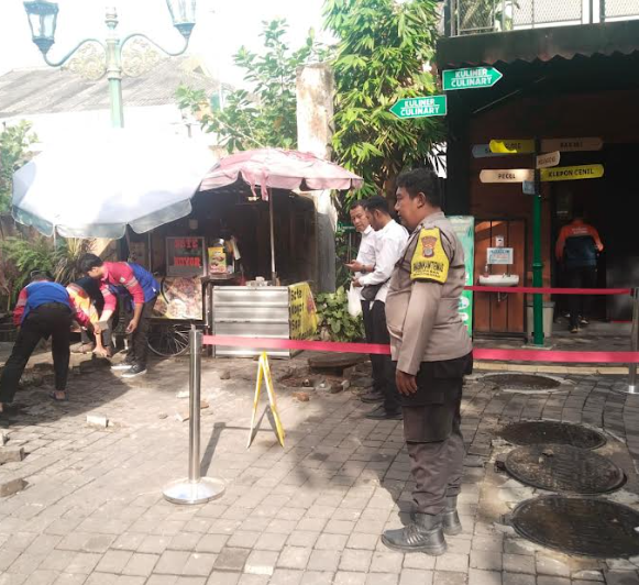 Petugas kepolisian olah TKP kejadian ledakan saluran limbah di Teras Malioboro 1 Kota Yogyakarta, pada Senin (30/3/2026).