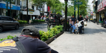 Sejumlah wisatawan mengabadikan momen di Kawasan Malioboro menggunakan jasa fotografer saat libur lebaran.
