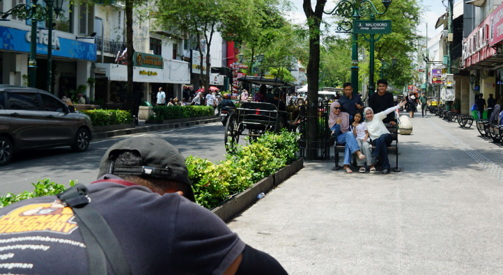Sejumlah wisatawan mengabadikan momen di Kawasan Malioboro menggunakan jasa fotografer saat libur lebaran.