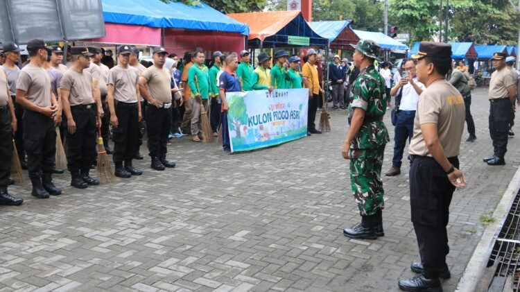 Elemen TNI hingga ASN gotong royong bersih-bersih di Pasar Bendungan wujudkan Kulon Progo ASRI