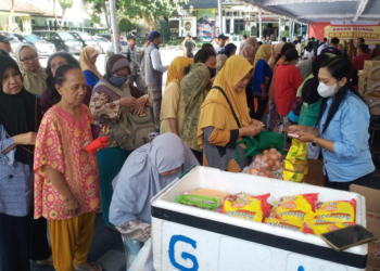 Warga Kota Yogyakarta tampak sabar mengantre berbelanja dalam gelaran pasar murah di Plaza Balai Kota, Senin (16/3/2026).