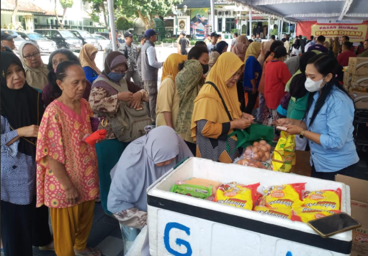 Warga Kota Yogyakarta tampak sabar mengantre berbelanja dalam gelaran pasar murah di Plaza Balai Kota, Senin (16/3/2026).