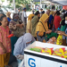 Warga Kota Yogyakarta tampak sabar mengantre berbelanja dalam gelaran pasar murah di Plaza Balai Kota, Senin (16/3/2026).