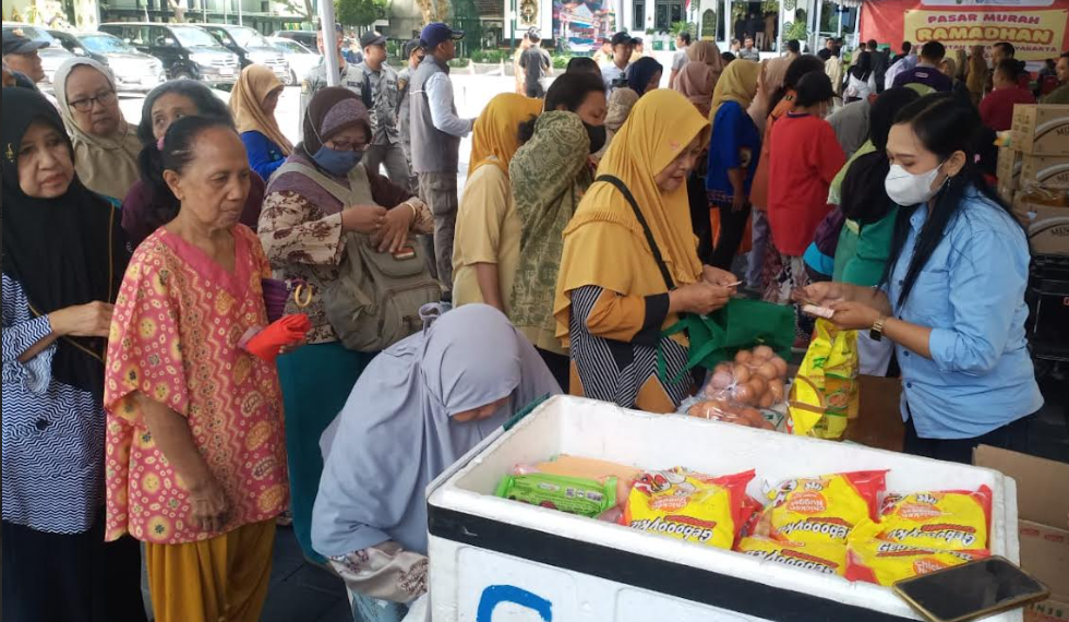 Warga Kota Yogyakarta tampak sabar mengantre berbelanja dalam gelaran pasar murah di Plaza Balai Kota, Senin (16/3/2026).