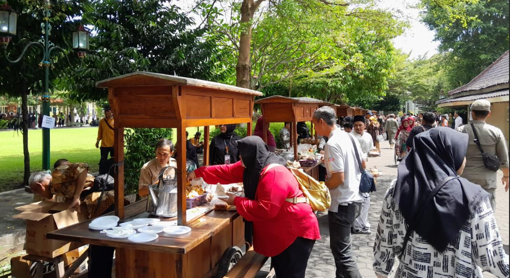 Warga DIY menyerbu ribuan makanan soto dan angkringan yang disediakan di halaman Kantor Gubernur DIY saat acara silahturahmi, Senin (30/3/2026).