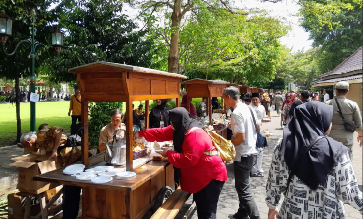 Warga DIY menyerbu ribuan makanan soto dan angkringan yang disediakan di halaman Kantor Gubernur DIY saat acara silahturahmi, Senin (30/3/2026).