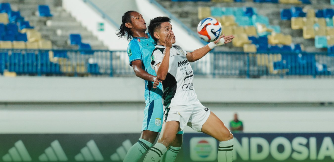 Pemain PSS Sleman saat berebut bola dengan pemain Persela Lamongan dalam lanjutan Championship beberapa waktu lalu