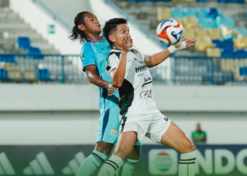 Pemain PSS Sleman saat berebut bola dengan pemain Persela Lamongan dalam lanjutan Championship beberapa waktu lalu