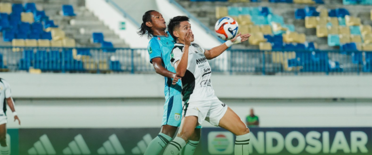 Pemain PSS Sleman saat berebut bola dengan pemain Persela Lamongan dalam lanjutan Championship beberapa waktu lalu