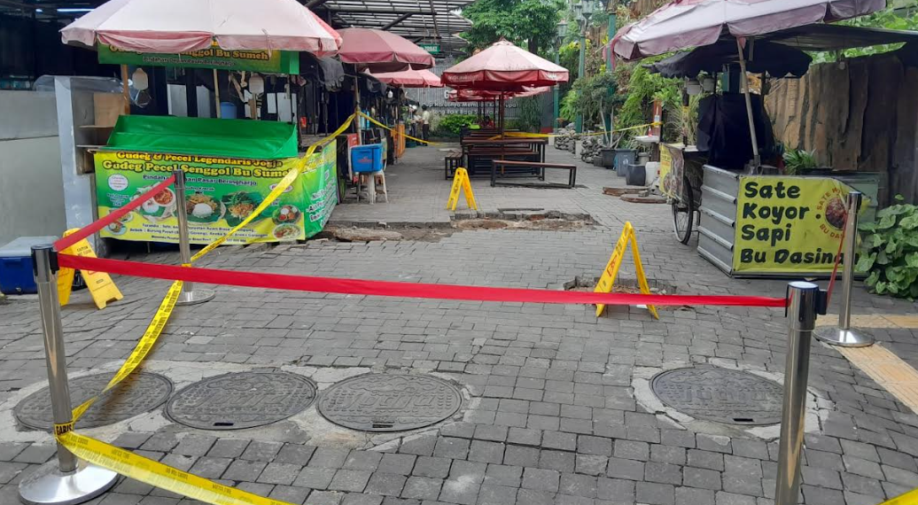 Kondisi lokasi ledakan saluran air limbah di Teras Malioboro 1 Kota Yogyakarta, Selasa (31/3/2026) masih ditutup garis polisi