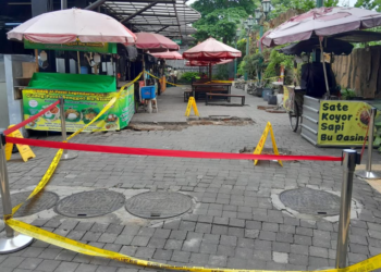 Kondisi lokasi ledakan saluran air limbah di Teras Malioboro 1 Kota Yogyakarta, Selasa (31/3/2026) masih ditutup garis polisi