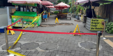 Kondisi lokasi ledakan saluran air limbah di Teras Malioboro 1 Kota Yogyakarta, Selasa (31/3/2026) masih ditutup garis polisi