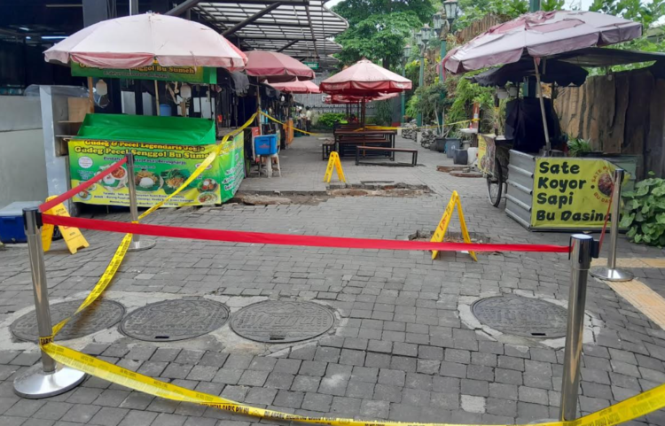 Kondisi lokasi ledakan saluran air limbah di Teras Malioboro 1 Kota Yogyakarta, Selasa (31/3/2026) masih ditutup garis polisi