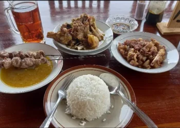 Kuliner legendaris di sekitar Purwomartani yakni Sate Kambing Mbah Giran