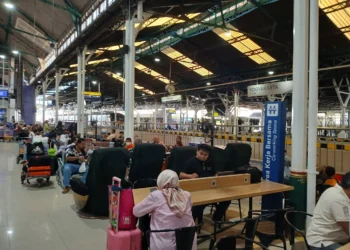 penumpang menunggu kedatangan kereta api di Stasiun Tugu Yogyakarta