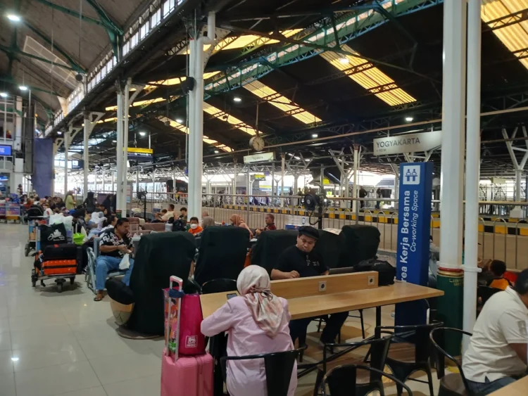 penumpang menunggu kedatangan kereta api di Stasiun Tugu Yogyakarta