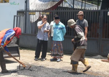 Plt Bupati Pekalongan Sukirman memantau perbaikan jalan di wilayah Kertoharjo–Karangdadap.