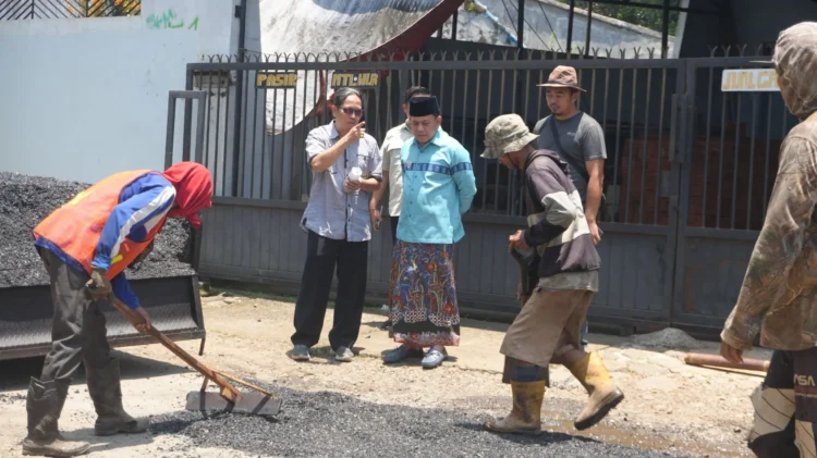 Plt Bupati Pekalongan Sukirman memantau perbaikan jalan di wilayah Kertoharjo–Karangdadap.