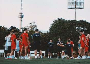 Pelatih John Herdman memberikan arahan kepada para pemain Timnas Indonesia jelang gelaran FIFA Series 2026