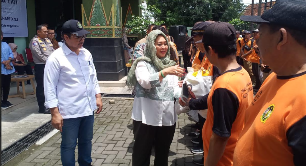 Ketua Komisi IV DPR RI Dapil DIY, Siti Hediati Soeharto atau Titiek Soeharto, didampingi Wali Kota Yogyakarta Hasto Wardoyo membagikan paket sembako kepada 450 pasukan oranye atau petugas kebersihan DLH Kota Yogyakarta, pada Minggu (1/3/2026).