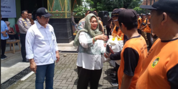 Ketua Komisi IV DPR RI Dapil DIY, Siti Hediati Soeharto atau Titiek Soeharto, didampingi Wali Kota Yogyakarta Hasto Wardoyo membagikan paket sembako kepada 450 pasukan oranye atau petugas kebersihan DLH Kota Yogyakarta, pada Minggu (1/3/2026).