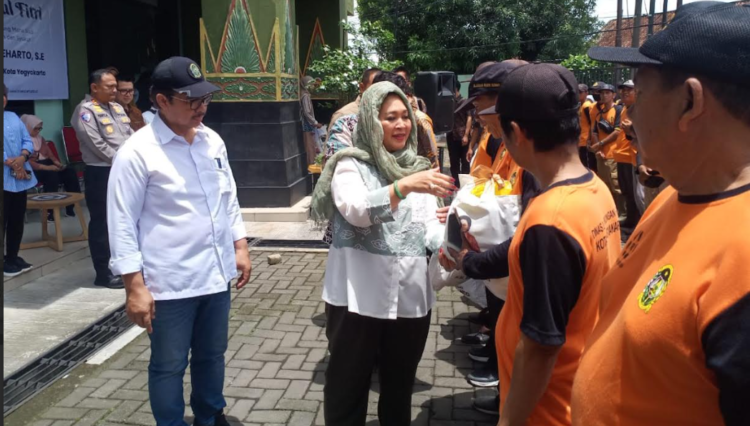 Ketua Komisi IV DPR RI Dapil DIY, Siti Hediati Soeharto atau Titiek Soeharto, didampingi Wali Kota Yogyakarta Hasto Wardoyo membagikan paket sembako kepada 450 pasukan oranye atau petugas kebersihan DLH Kota Yogyakarta, pada Minggu (1/3/2026).