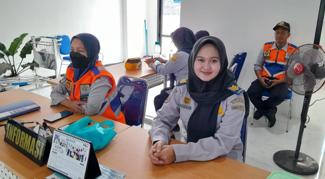 Trissa Dea (kanan) dan petugas lainnya tampak siaga di meja informasi Terminal Giwangan Kota Yogyakarta, Rabu (25/3/2026).