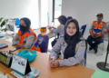 Trissa Dea (kanan) dan petugas lainnya tampak siaga di meja informasi Terminal Giwangan Kota Yogyakarta, Rabu (25/3/2026).