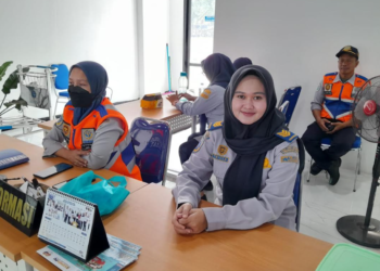 Trissa Dea (kanan) dan petugas lainnya tampak siaga di meja informasi Terminal Giwangan Kota Yogyakarta, Rabu (25/3/2026).