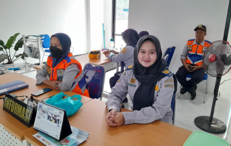Trissa Dea (kanan) dan petugas lainnya tampak siaga di meja informasi Terminal Giwangan Kota Yogyakarta, Rabu (25/3/2026).