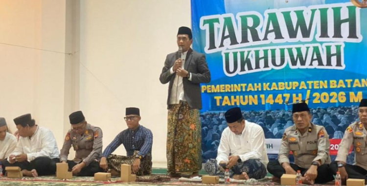 Wakil Bupati Batang, Suyono memberi sambutan usai tarawih di Islamic Center Batang, kecamatan Banyuputih, Kabupaten Batang