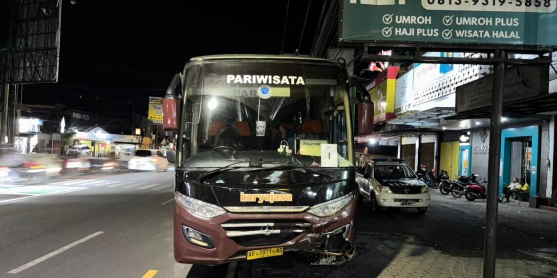 Bus yang terlibat dalam kecelakaan lalu lintas di Jalan Rejowinangun, Kemantren Kotagede, Kota Yogyakarta, pada Minggu (12/4/2026) malam.