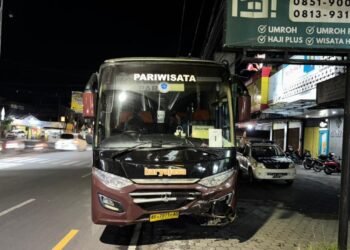 Bus yang terlibat dalam kecelakaan lalu lintas di Jalan Rejowinangun, Kemantren Kotagede, Kota Yogyakarta, pada Minggu (12/4/2026) malam.