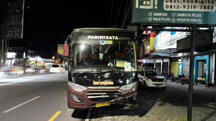 Bus yang terlibat dalam kecelakaan lalu lintas di Jalan Rejowinangun, Kemantren Kotagede, Kota Yogyakarta, pada Minggu (12/4/2026) malam.