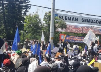 Ratusan karyawan PT Mataram Tunggal Garment (MTG) saat melakukan aksi demo di depan kantor Pemerintah Daerah (Pemda) Rabu (1/4/2026).