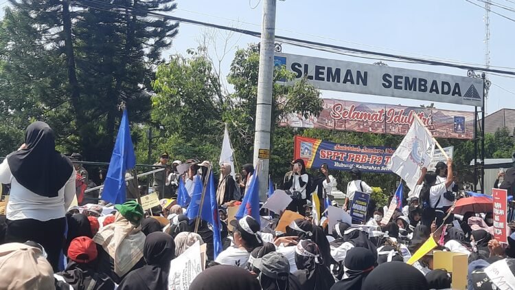 Ratusan karyawan PT Mataram Tunggal Garment (MTG) saat melakukan aksi demo di depan kantor Pemerintah Daerah (Pemda) Rabu (1/4/2026).