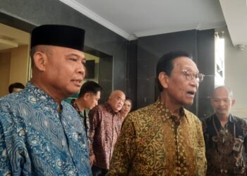 Gubernur DIY Sri Sultan HB X (kanan) bersama Bupati Sleman Harda Kiswaya saat ditemui di kantor Sekretariat Daerah (Setda) Sleman, Senin (6/4/2026).