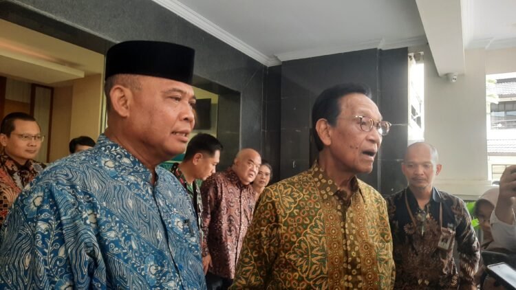 Gubernur DIY Sri Sultan HB X (kanan) bersama Bupati Sleman Harda Kiswaya saat ditemui di kantor Sekretariat Daerah (Setda) Sleman, Senin (6/4/2026).