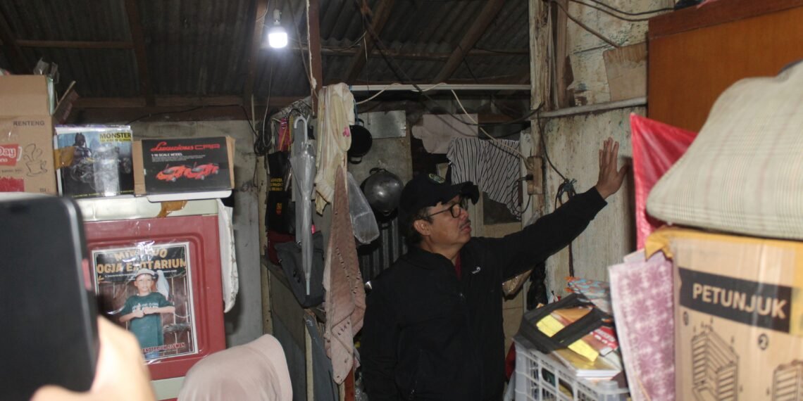 Wali Kota Yogyakarta, Hasto Wardoyo, meninjau rumah tidak layak huni (RTLH) penerima program bedah rumah di Kelurahan Wirogunan, Kemantren Mergangsan, Kota Yogyakarta, pada Minggu (12/4/2026).