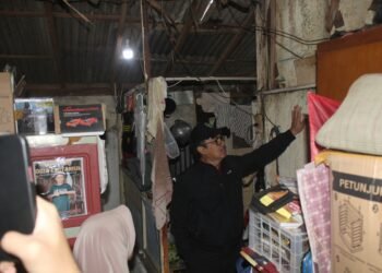 Wali Kota Yogyakarta, Hasto Wardoyo, meninjau rumah tidak layak huni (RTLH) penerima program bedah rumah di Kelurahan Wirogunan, Kemantren Mergangsan, Kota Yogyakarta, pada Minggu (12/4/2026).