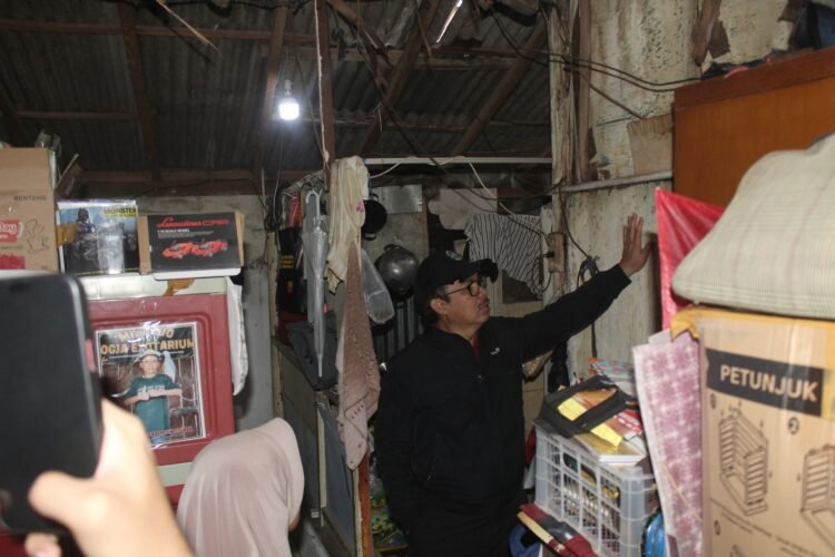 Wali Kota Yogyakarta, Hasto Wardoyo, meninjau rumah tidak layak huni (RTLH) penerima program bedah rumah di Kelurahan Wirogunan, Kemantren Mergangsan, Kota Yogyakarta, pada Minggu (12/4/2026).